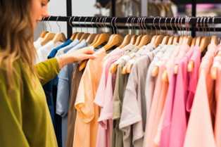 Как заработать на продаже одежды и аксессуаров в рознице